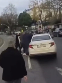 İstanbul - Sarıyer'de trafikte sürücülerin yol verme kavgası kamerada