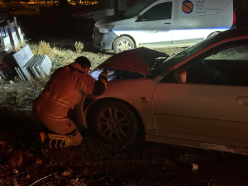 Park halindeki hafif ticari araca çarpan otomobilin sürücüsü, aracını bırakıp kaçtı
