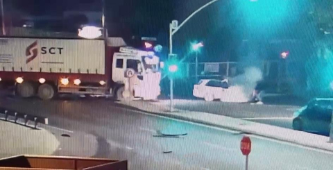 İstanbul - Avcılar'da kamyonun çarpıp sürüklediği otomobil alev aldı; 1 ölü, 1 yaralı