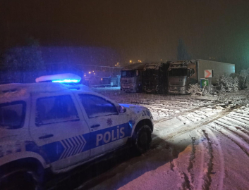 Ilgar Geçidi kar nedeniyle kapandı, araçlar yolda kaldı
