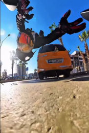 Motosikletin taksiye çarptığı kaza, kask kamerasında