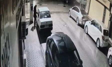 Park halindeki otomobilin teybini 46 saniyede çaldı, o anlar kamerada