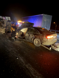 Minibüs ile otomobil otoyolda çarpıştı: 1 ölü, 3 yaralı