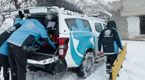 Yolu kardan kapanan yerleşim yerlerine ulaşıp, 1 haftada 57 hastayı kurtardılar / Ek fotoğraflar