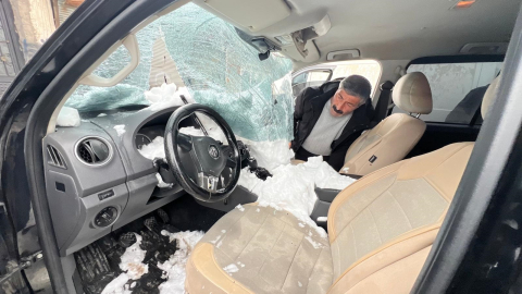 Üst geçitte biriken kar kütlesi, aracın üzerine düştü: 1 yaralı