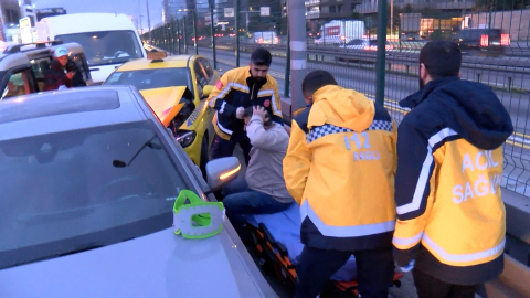 İstanbul- Yenibosna D-100 Karayolu'nda 6 aracın karıştığı zincirleme kaza; 2 yaralı / Geniş haber- aktüel görüntü