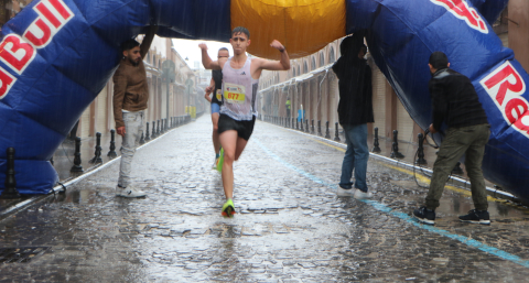 Sağanak altında 3 bin kişi Kurtuluş Yarı Maratonu’nda koştu/ Ek fotoğraflar