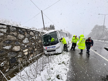 Otobüs, yol kenarındaki kazazedelere çarptı; 1 ölü, 3 yaralı / Ek fotoğraflar