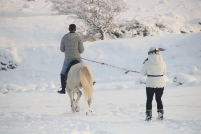 Tuğba öğretmen, kar üzerinde 'atlı kayak' yaptı/Ek fotoğraflar