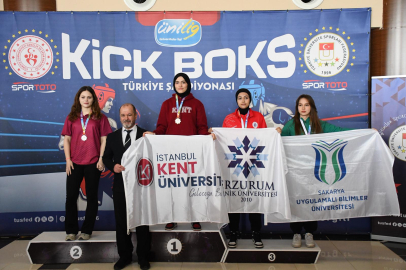 İstanbul Kent Üniversitesi sporcularından Kick Boks’ta derece
