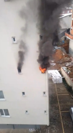 İstanbul- Sultanbeyli'de 5 katlı binada yangın; 8'i çocuk 12 kişiyi itfaiye kurtardı