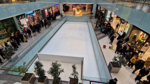 Mağaza açılışında indirimden yararlanmak isteyenler uzun kuyruklar oluşturdu