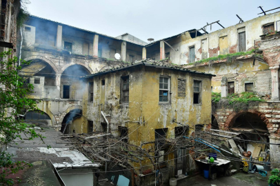 Vali Gül, Yadigar Projesi kapsamında restore edilmesi planlanan Şekerci Han’da incelemelerde bulundu