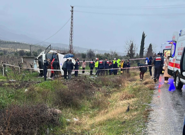 Memurları taşıyan midibüs devrildi: 1 ölü, 25 yaralı