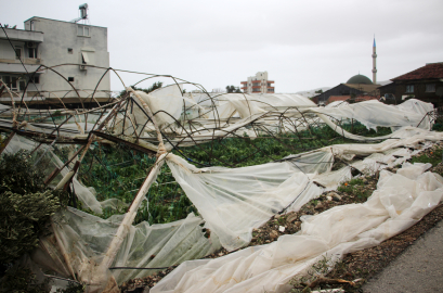 Antalya'da peş peşe hortumlar; seralar yıkıldı, çatılar uçtu / Ek fotoğraflar