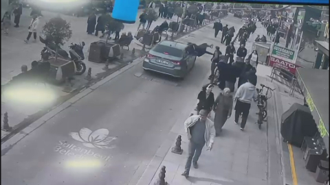 İstanbul- Sultanbeyli'de otomobilin çarptığı kadın takla attı; kaza kamerada
