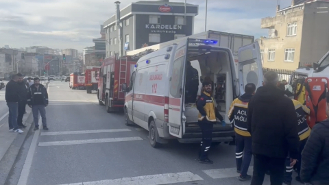 İstanbul - Bağcılar'da çekici park halindeki TIR'a çarptı: 2 yaralı