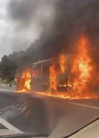 Osmaniye'de seyir halindeki servis minibüsü yandı