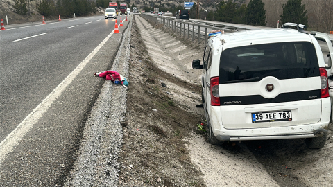 Kütahya’da hafif ticari araç refüjdeki su tahliye kanalına düştü; 2’si çocuk 3 yaralı