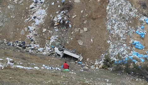 Kamyonet şarampole devrildi: 2 yaralı