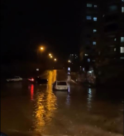 Adana’da sağanak; otomobiller sular altında kaldı