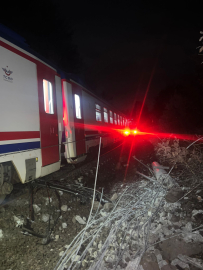 Balıkesir’de toprak kaydı, yolcu treni raydan çıktı: 1 yaralı