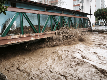 Mersin'de sağanak; dereler taştı, yolları su bastı