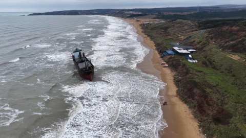 İstanbul- Sarıyer'de karaya oturan geminin son durumu havadan görüntülendi