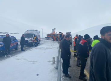 Tendürek Geçidi'nde kar küreme aracı devrildi: 2 ölü / Ek fotoğraf