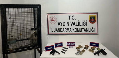 Kuşadası’nda ruhsatsız silah ve maymun ele geçirildi