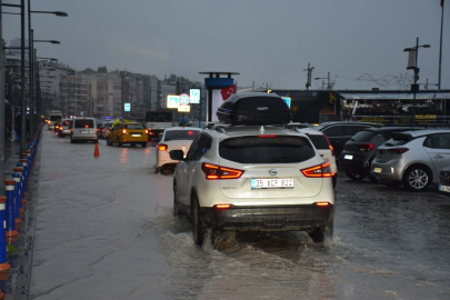 İzmir Çeşme'de sağanak; yollar göle döndü (2)
