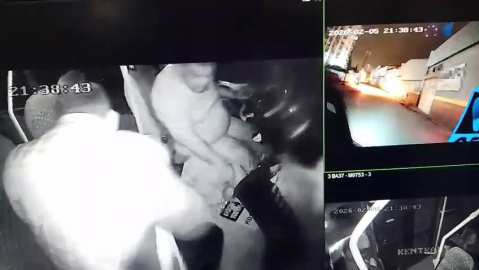 Adana’da minibüs ile otomobil kafa kafaya çarpıştığı kaza, kamerada