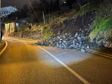 Bursa’da istinat duvarı çöktü; yol çift yönlü trafiğe kapatıldı