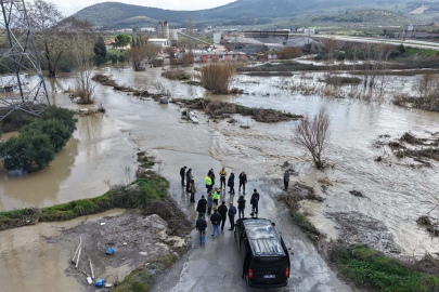 Manisa'da sağanak sonrası dere taştı, yollar ve tarım alanları suyla doldu