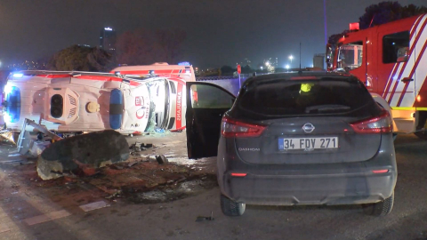 İstanbul - Kartal'da ambulans ile cip kafa kafaya çarpıştı: 2'si sağlık personeli 3 yaralı