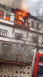 2 katlı kerpiç ev alev alev yandı