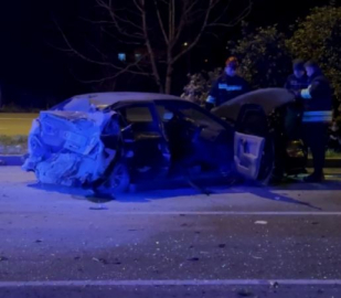 Yoldan çıkıp karşı şeride geçen otomobil ile TIR çarpıştı; 2 yaralı