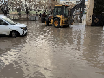 Nusaybin’de sağanak; yollar ve okul bahçeleri suyla doldu
