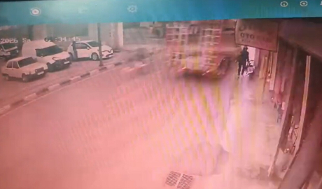 Manisa’da kamyonun üzerindeki iş makinesi lise öğrencisine çarptı