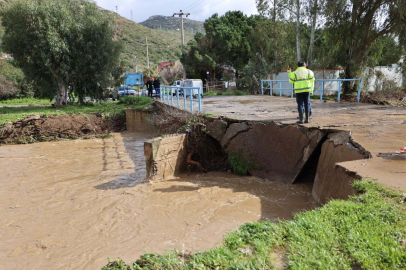 İzmir’de sağanak; yollar su doldu, esnaf mağdur oldu (3)