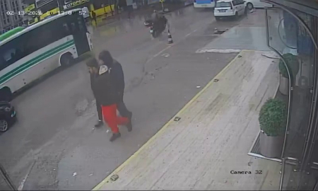 Devrilen motosikletin sürücüsü, otobüsün altında kalmaktan son anda kurtuldu; o anlar kamerada