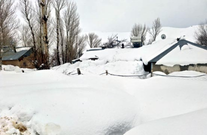 Van’da 76 yerleşim yerinin yolu kapandı; kırsal mahallede evler kara gömüldü