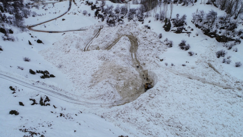 Çatak’ta çığın kapattığı mezra yolu 13 gün sonra açıldı