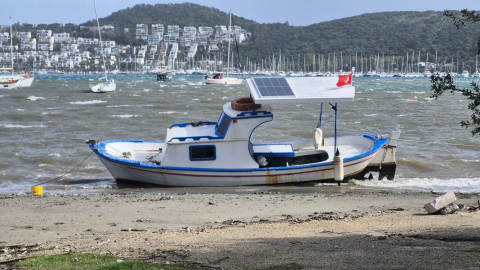 Bodrum’da fırtına etkili oldu ağaçlar devrildi, tekne karaya oturdu