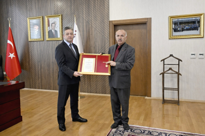 Madalyası depremde kaybolan gaziye yenisi hazırlanıp verildi