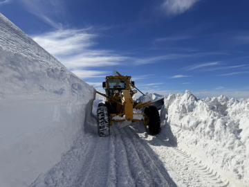 3 bin 300 rakımlı mezra yolunda karla mücadele sürüyor / Ek fotoğraflar