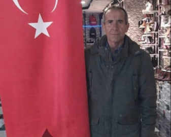 Babasını 12 bıçak darbesiyle yaraladı, yardıma gelen ekiplere kapıyı açmadı