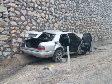 Elazığ’da bariyer ve istinat duvarına çarpan otomobilin sürücüsü öldü