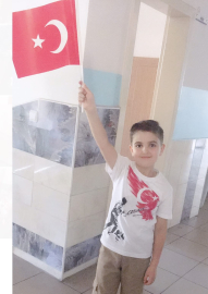 Kaldırımda gördüğü bayrağı alıp öpen Berk: Yerde olmasına izin veremezdim / Ek fotoğraflar