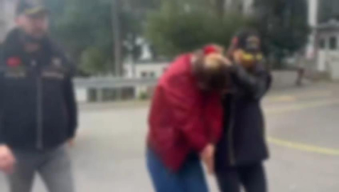 İstanbul - Savcı olduğunu söyleyerek otobüste yolcuyu tehdit eden şüpheli gözaltına alındı / Sevk görüntüsüyle